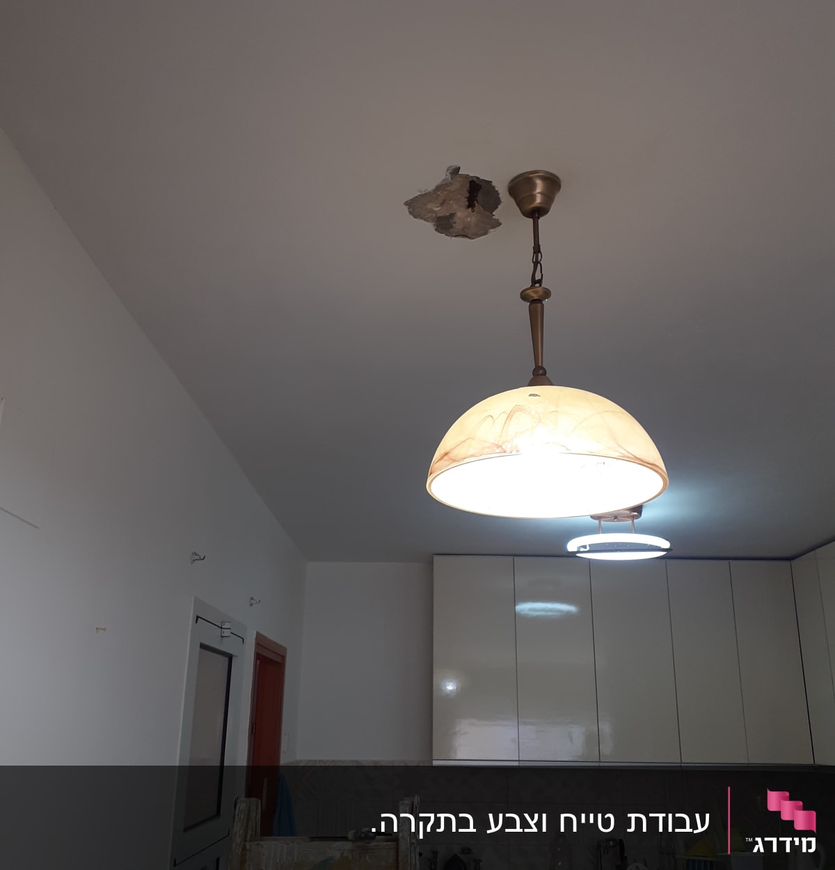 סולם עץ עם כתמי צבע במטבח